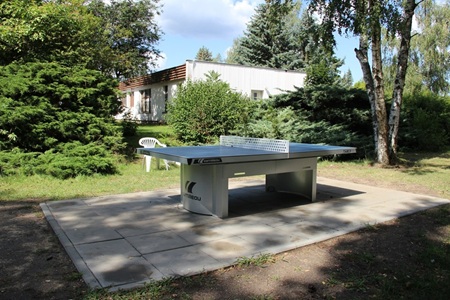 Tischtennisplatte der Bungalowsiedlung